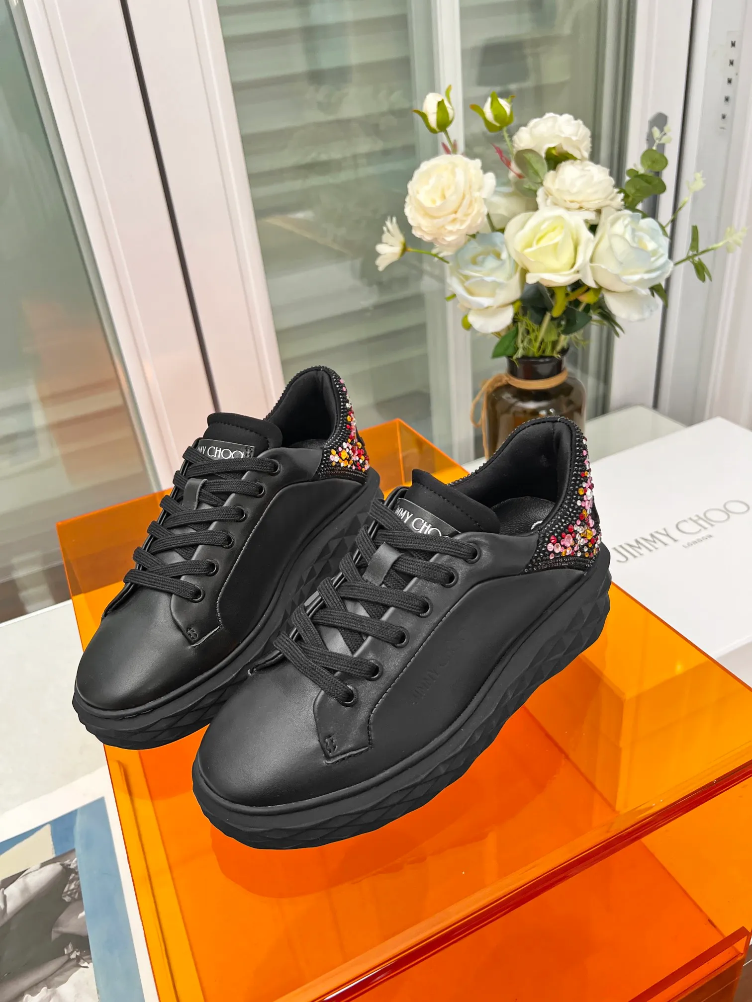 👟👟Ex-factory price 640👟👟 (hot tail diamond) Jimmy choo Jimmy Choo 2024 spring and summer Jc new Diamond New sneaker series 🔥The upper is made of original customized cowhide leather spliced with breathable Lycra embellished with Swarovski crystal diamonds to enjoy the brand's luxury and trend 💥The soles are made of brand elements to resist diamond multi-faceted cutting and have a full three-dimensional feel 🎵The soles are gradually thinner and thicker, and the design makes them more comfortable without any visual pressure 🌹A Diamond sneaker that is fashionable, comfortable, versatile and luxurious is worth owning🧚‍♀️ Fabric: Original imported top layer 🐂 cowhide Lining: Original Lycra breathable lining Feet: Original injection molded 🐑 Sheepskin Outsole: Original glass glue combined sole Size: 34-41 (customized size 34.41 is non-refundable)